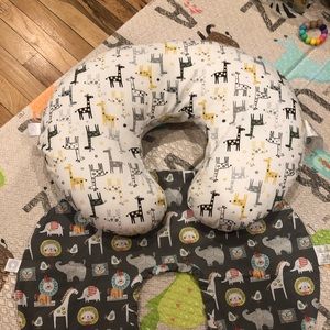 Bobby breastfeeding pillow - Giraffe print.